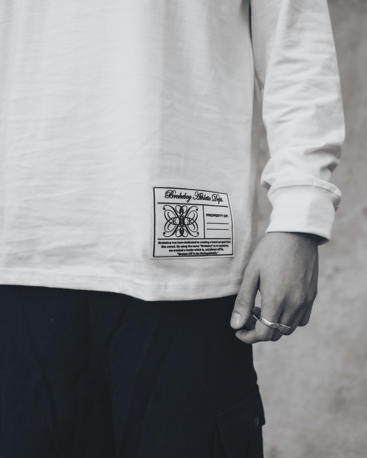 WHITE ESSENTIAL LONGSLEEVE