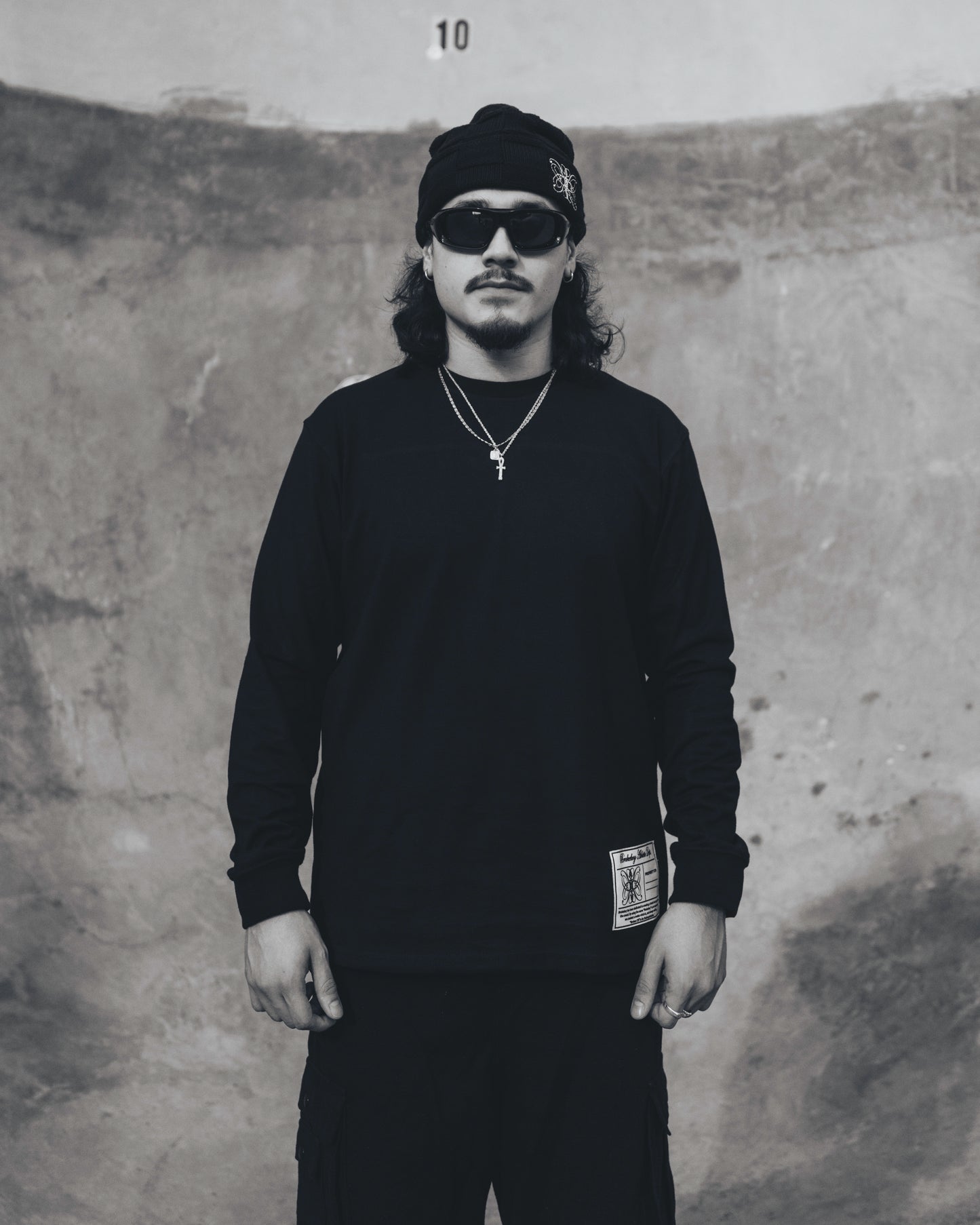 BLACK ESSENTIAL LONGSLEEVE