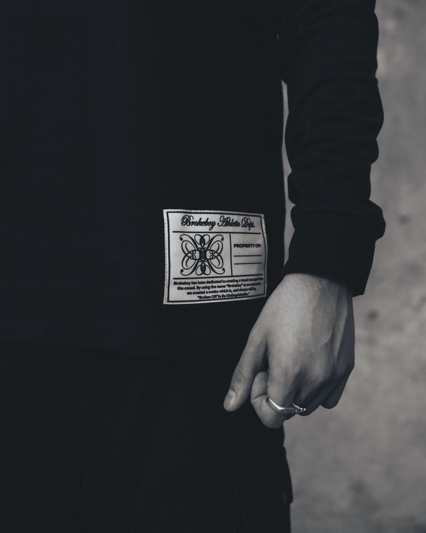 BLACK ESSENTIAL LONGSLEEVE